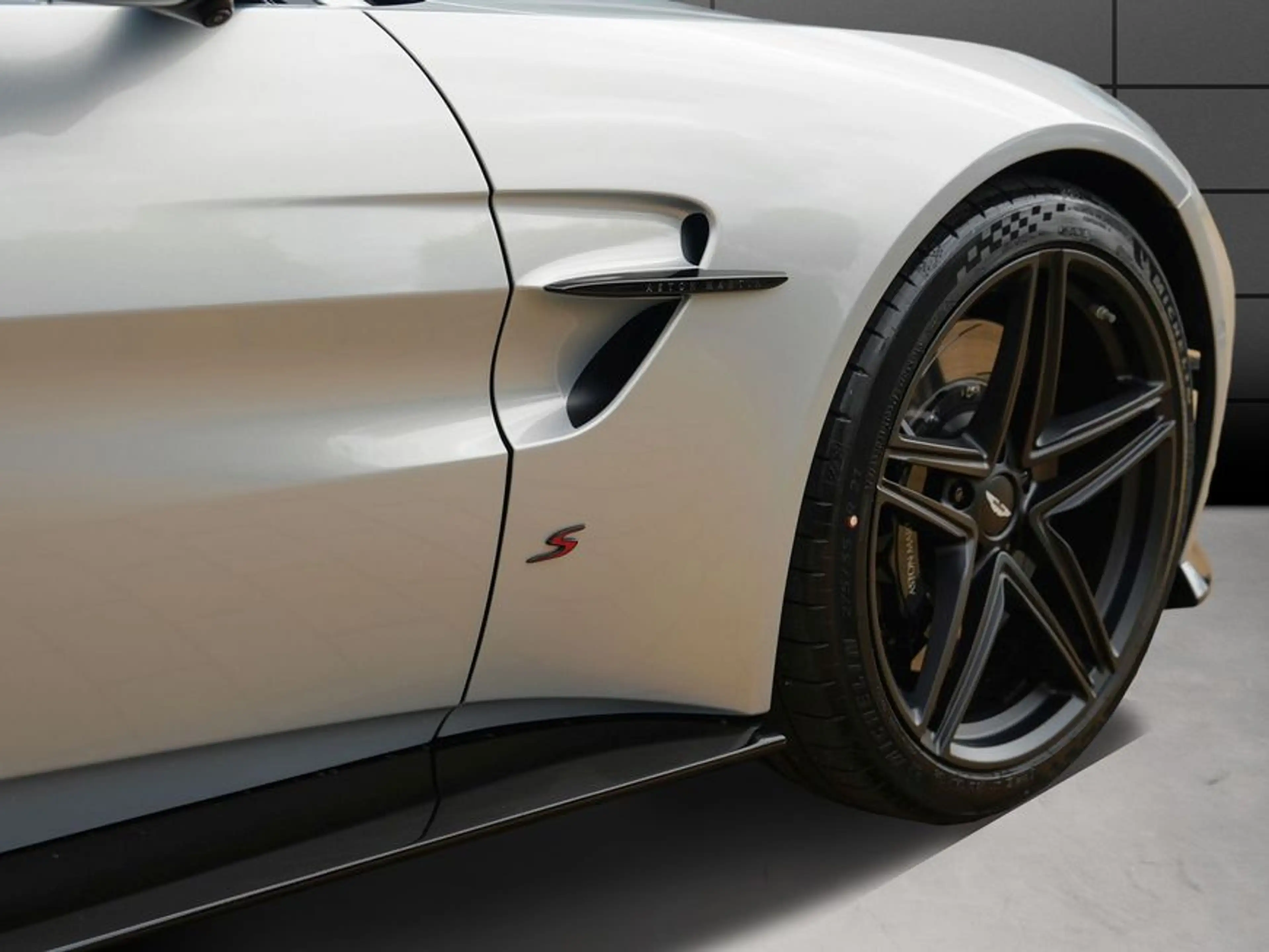 Aston Martin V8 S Roadster — photo 9