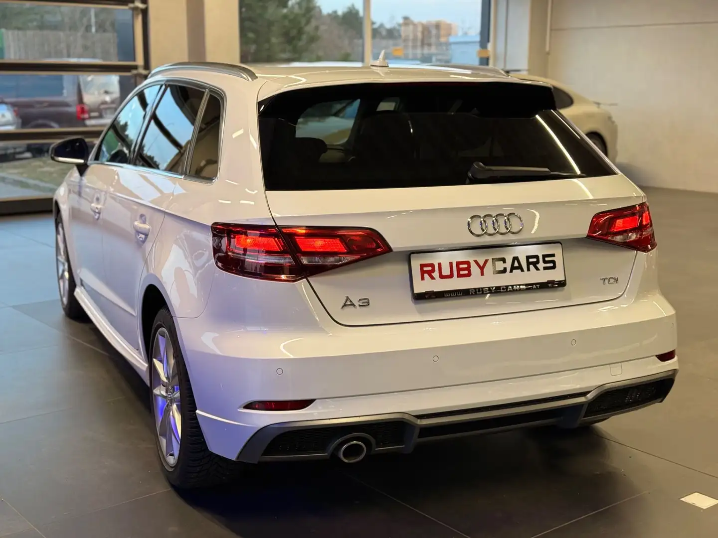 Audi A3 S line 1.6 tdi S tronic Weiß - 2