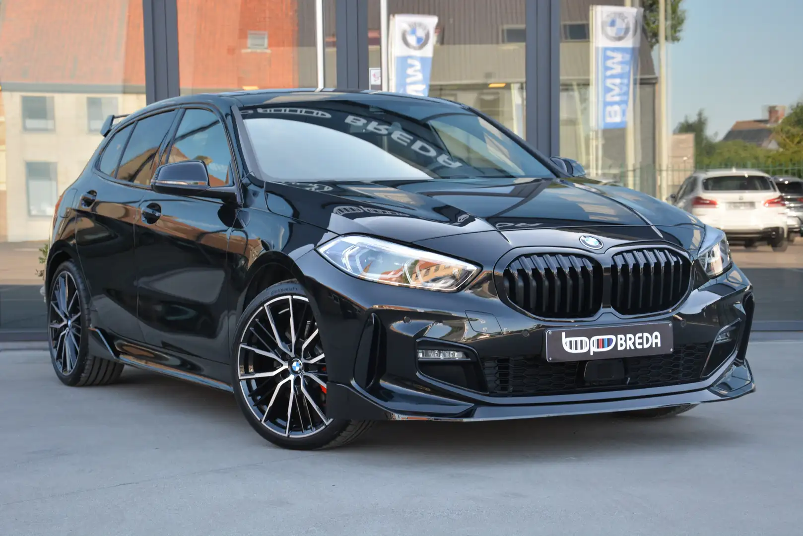BMW 118 i M-Performance/M-seat/Pano/ACC/Harman kardon/19" Zwart - 1