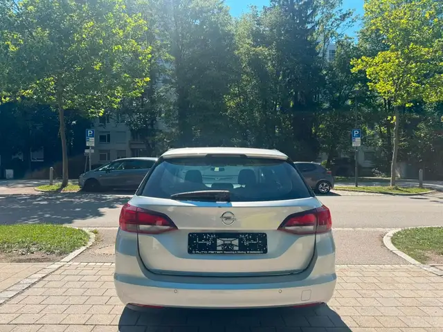 Opel Astra view 4