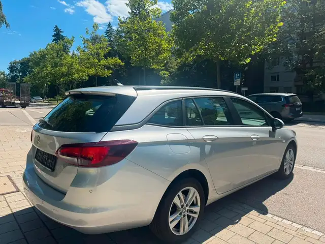 Opel Astra view 5