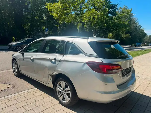 Opel Astra view 3