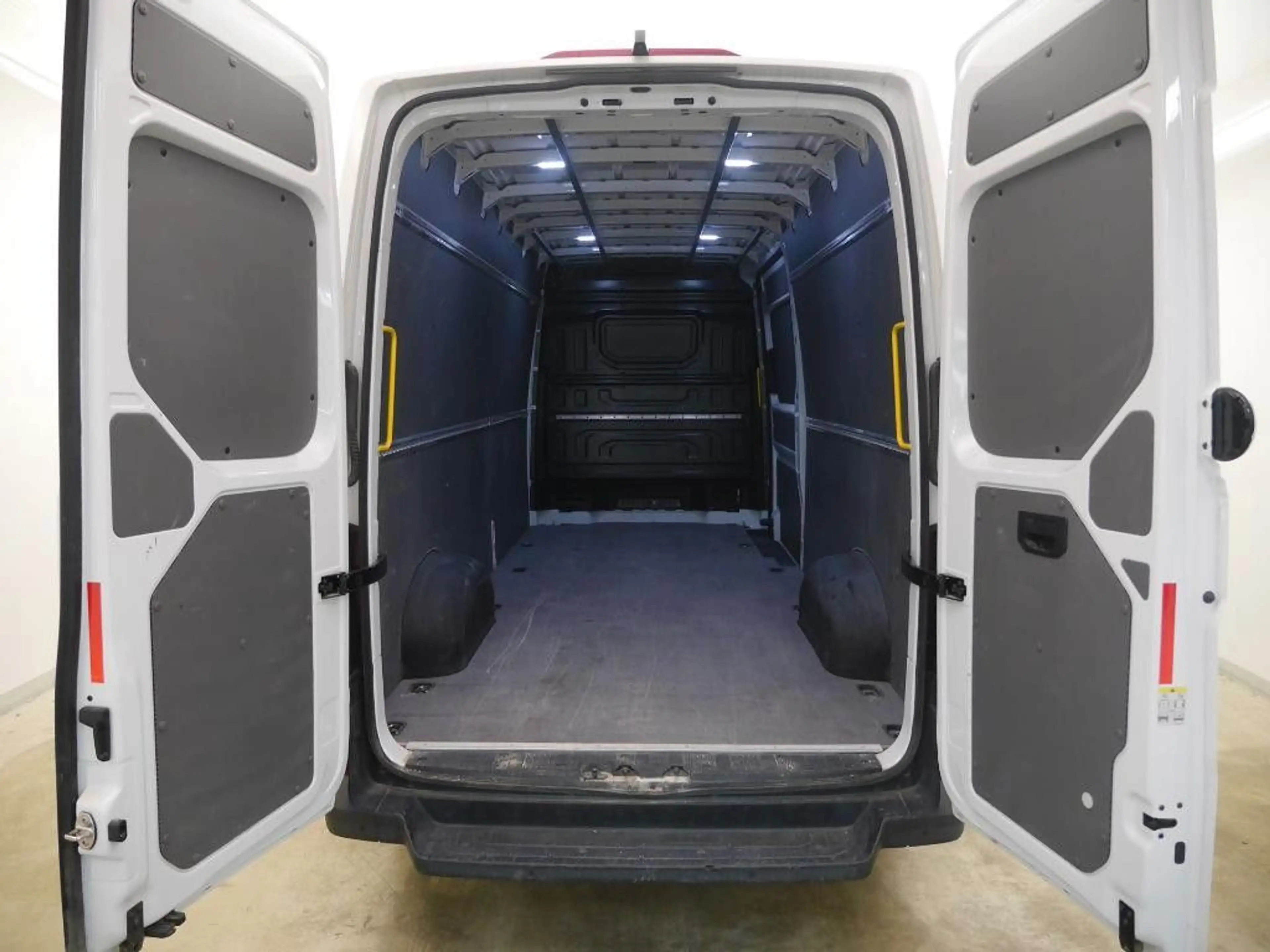 Volkswagen Crafter Kasten 35 LR Hochdach FWD Klima RFK DAB+ — photo 7