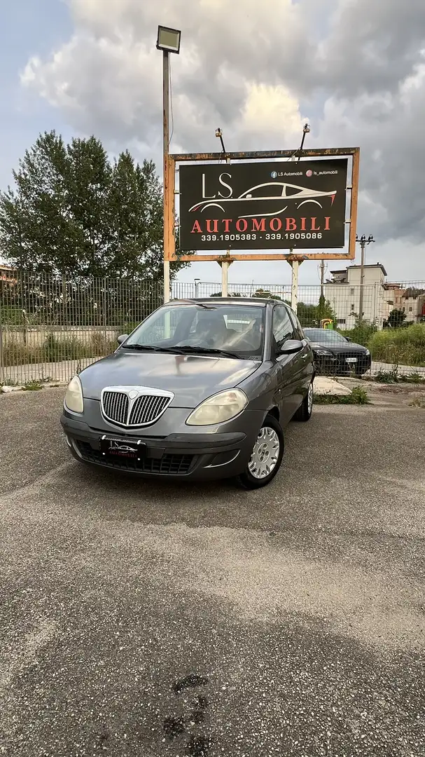 Lancia Ypsilon 1.3 mjt Platino dfn Grau - 1