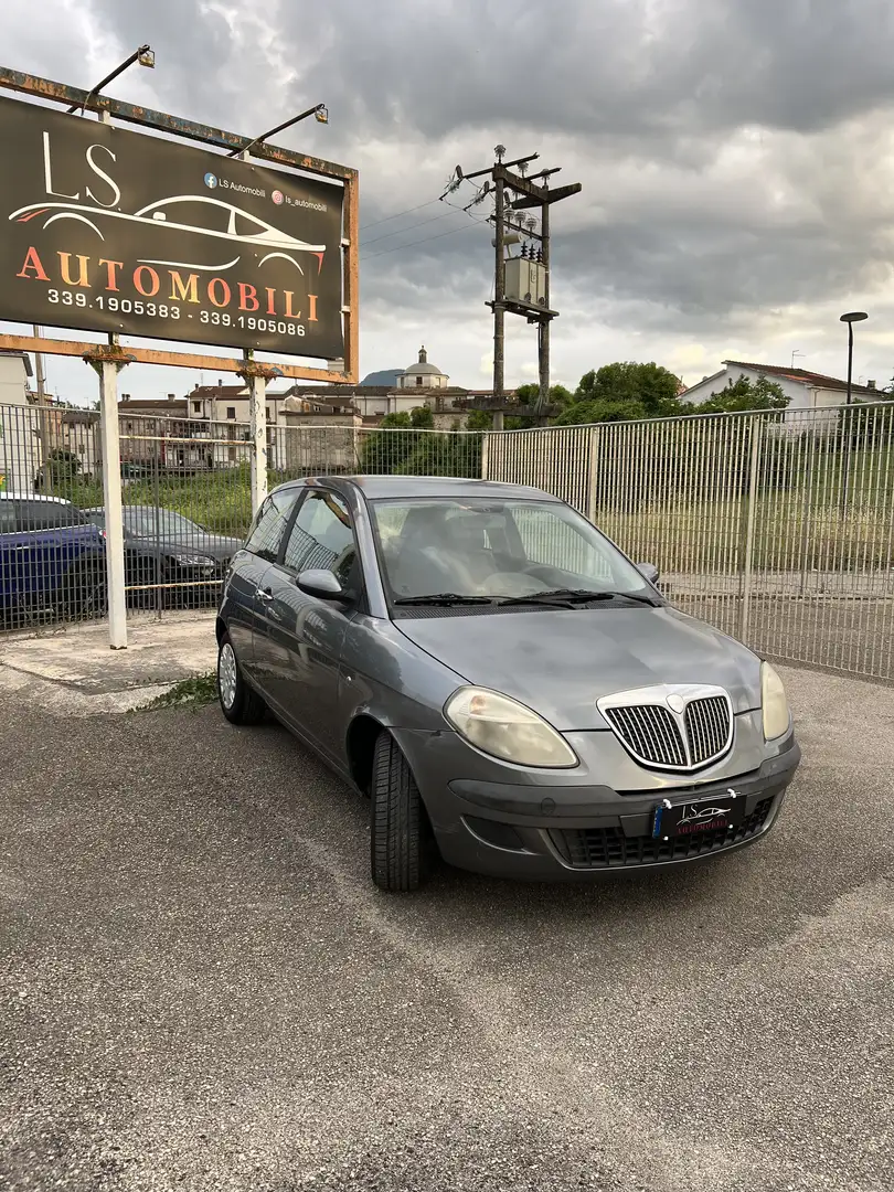 Lancia Ypsilon 1.3 mjt Platino dfn Grau - 2