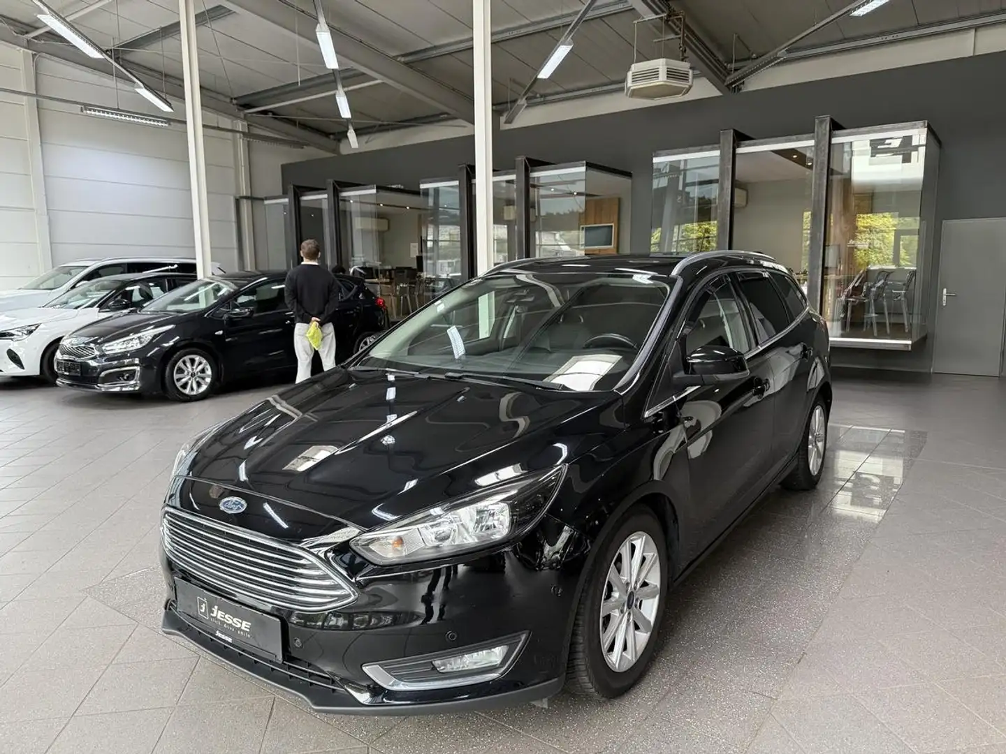 Ford Focus 1.5 TDCi Titanium Tempomat Keyless Navi R.Cam Noir - 1