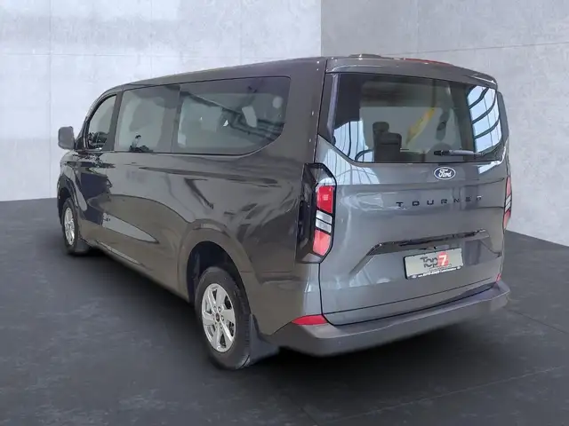 Ford Tourneo Custom view 3