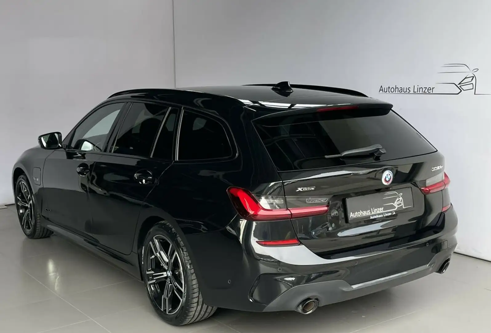 BMW 330 e xDrive M *CARBON*LASER*ACC*HuD*AHK*KeyGo*MEMO Schwarz - 2