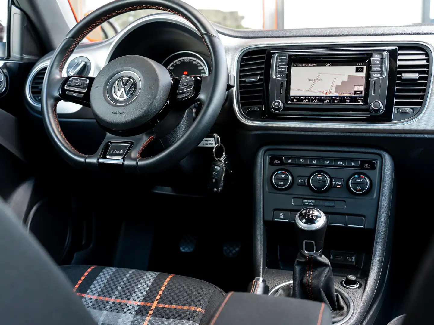 Volkswagen Beetle 1.2 TSI Exclusive Series Club | Navigatie | Stoelv Orange - 2
