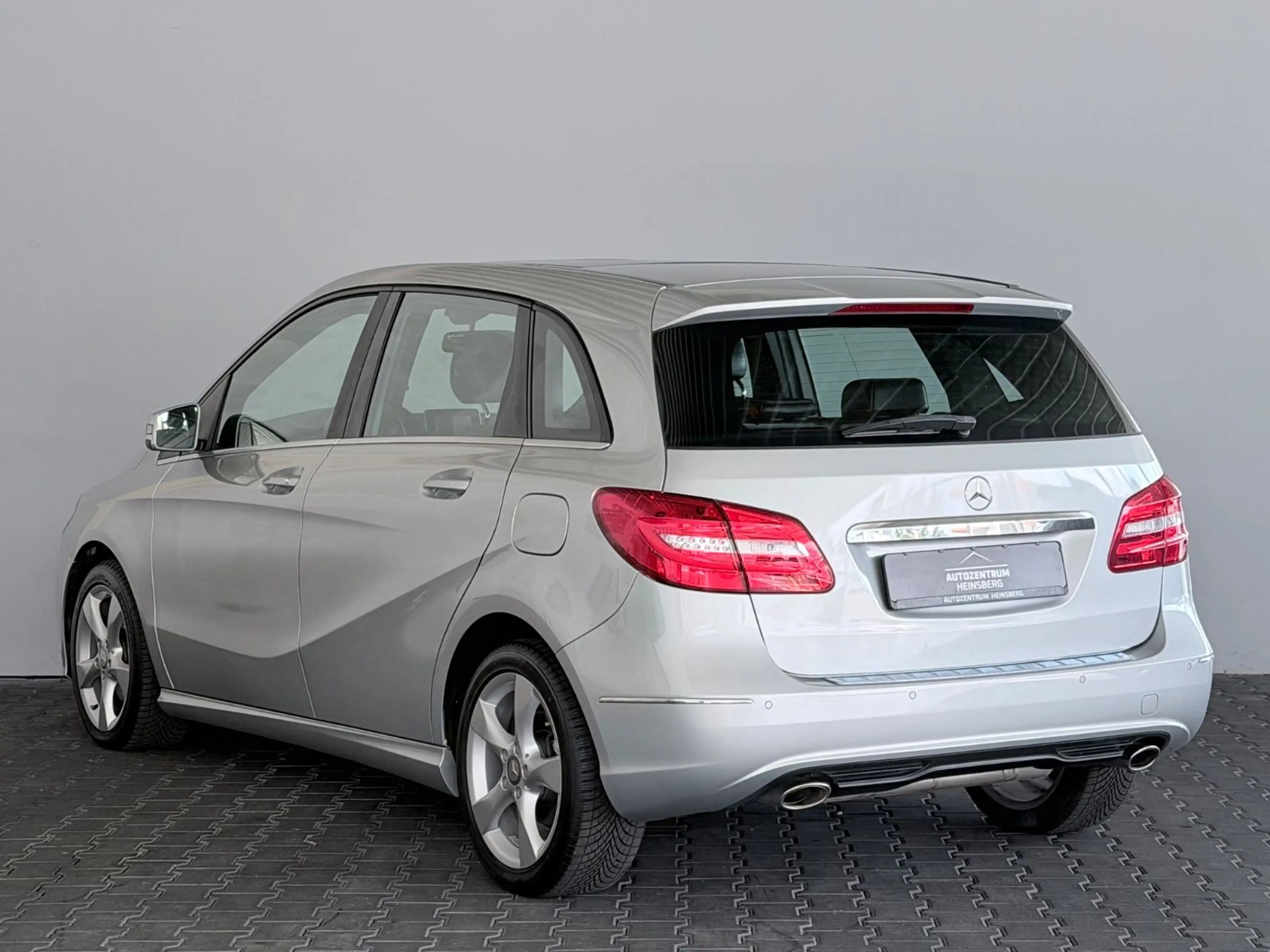 Mercedes-Benz B 200 Automatik Navi|Panorama|SHZ — photo 2