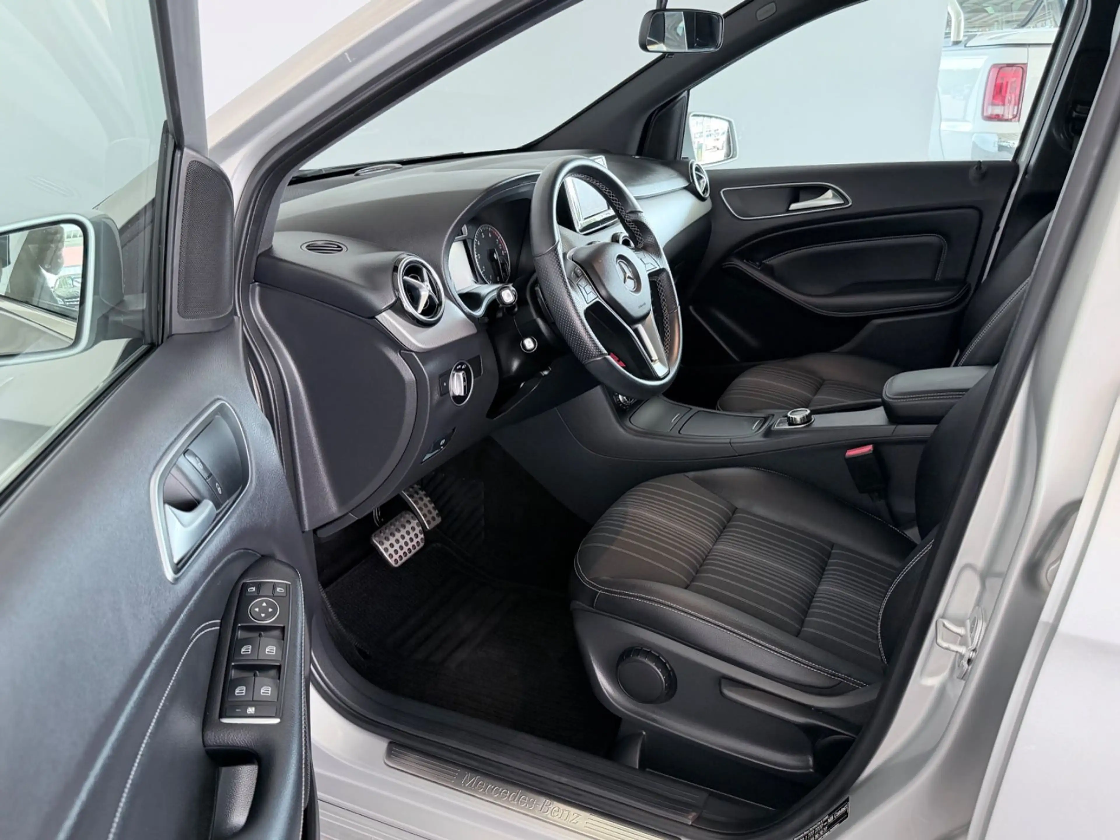Mercedes-Benz B 200 Automatik Navi|Panorama|SHZ — photo 7