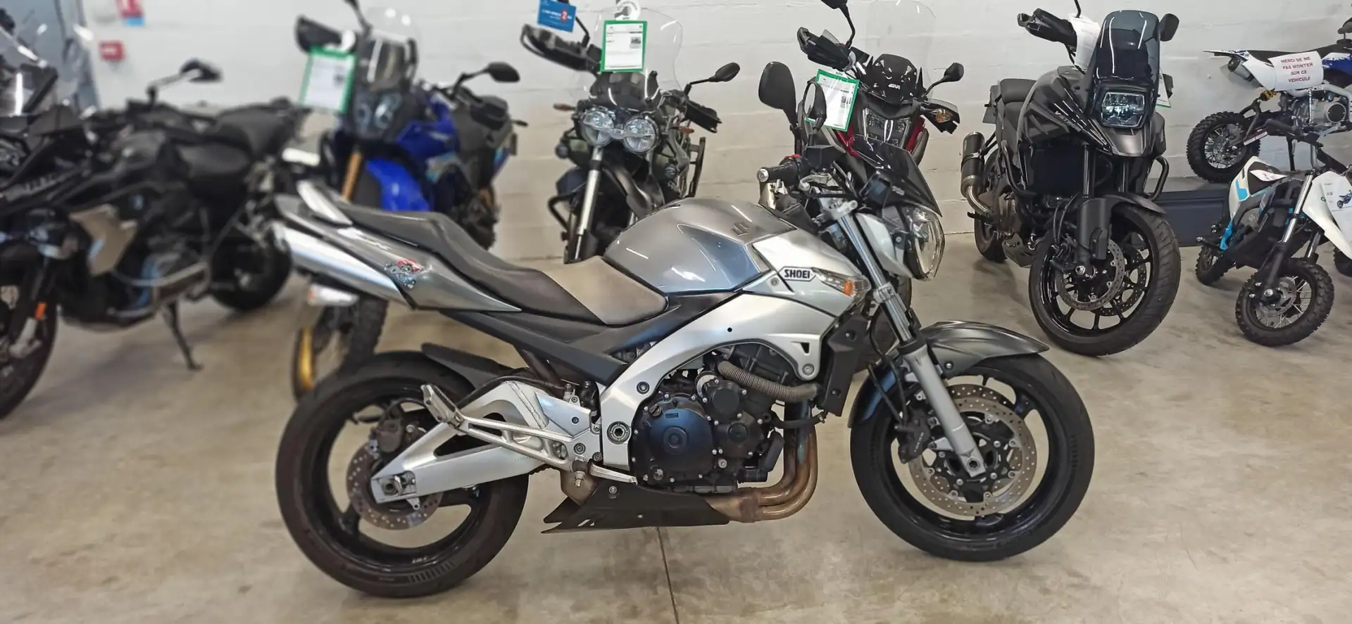 Suzuki GSR 600 Gris - 2