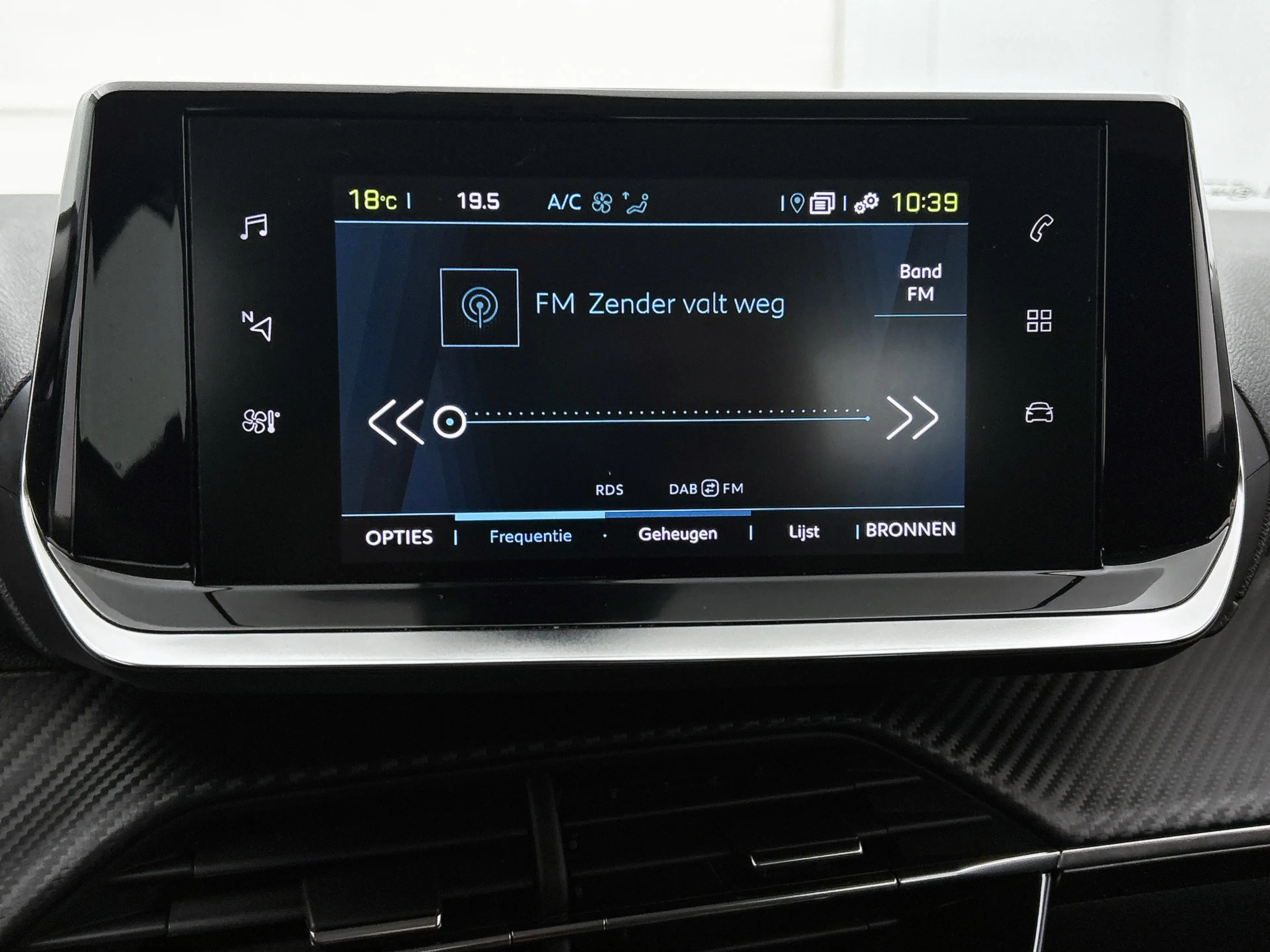 Peugeot e-2008 EV Allure 50 kWh — photo 9