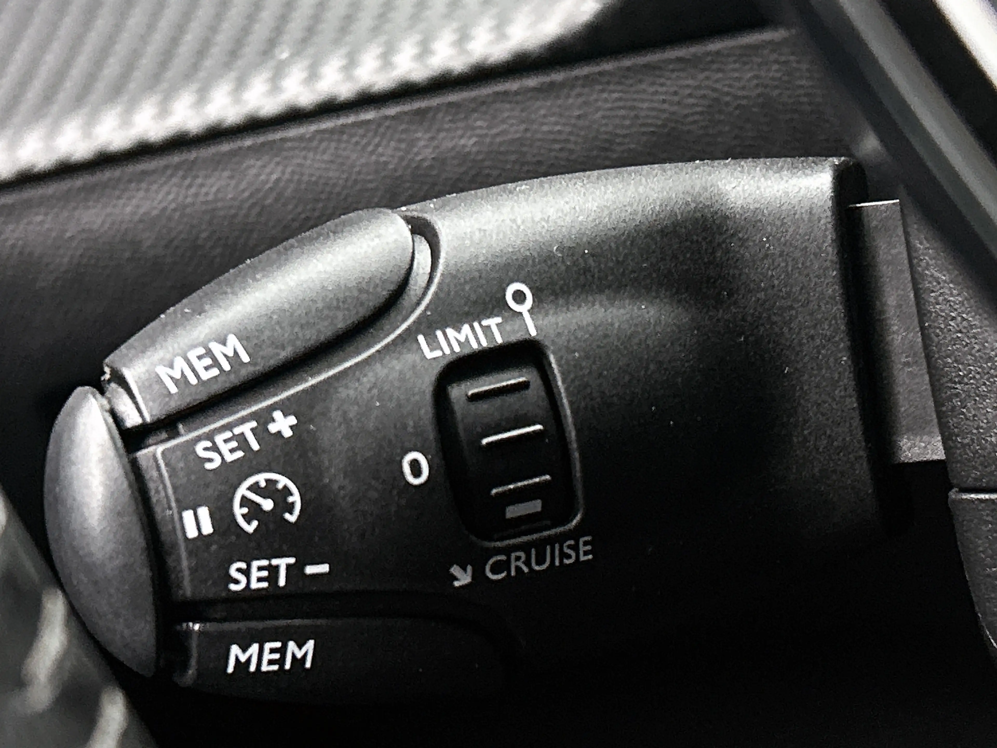 Peugeot e-2008 EV Allure 50 kWh — photo 15