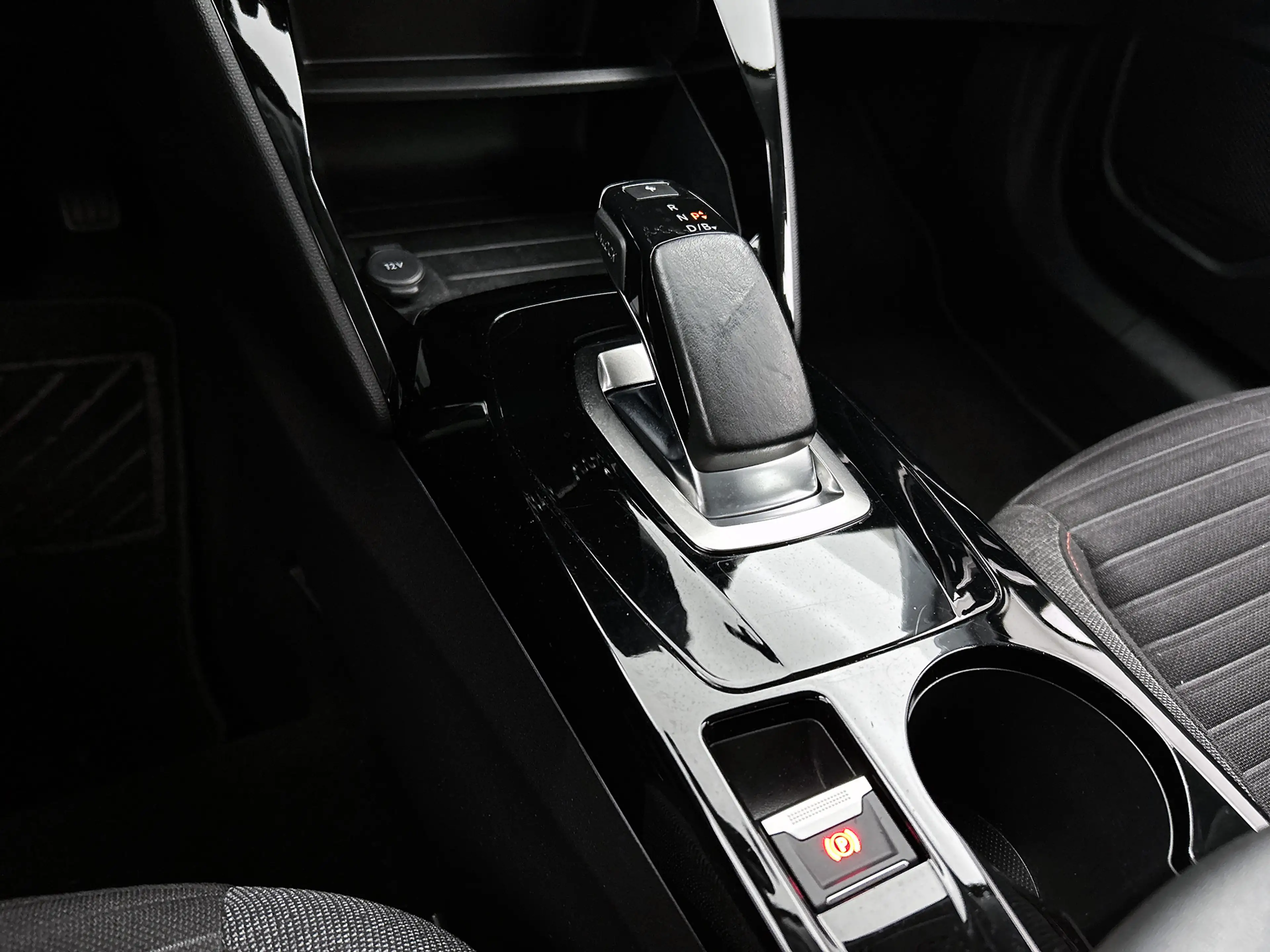 Peugeot e-2008 EV Allure 50 kWh — photo 11