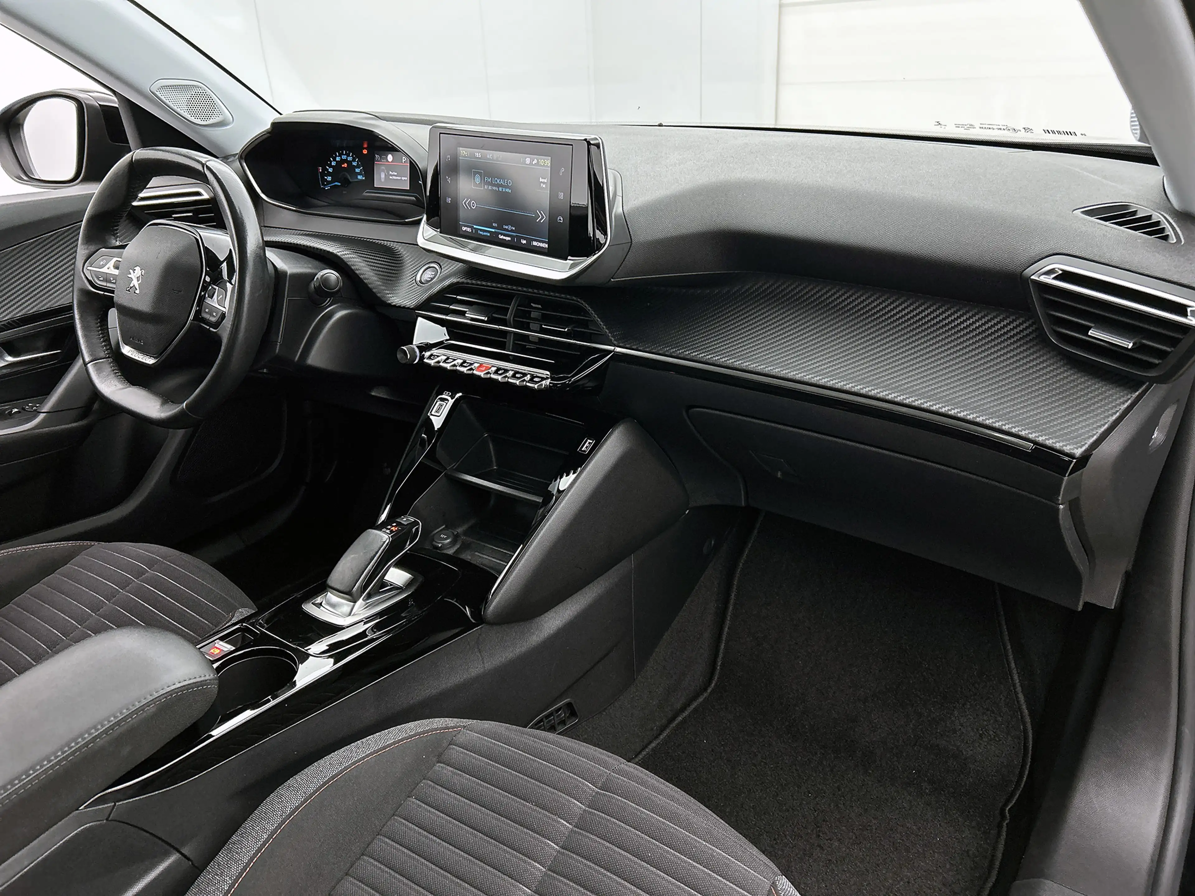 Peugeot e-2008 EV Allure 50 kWh — photo 6