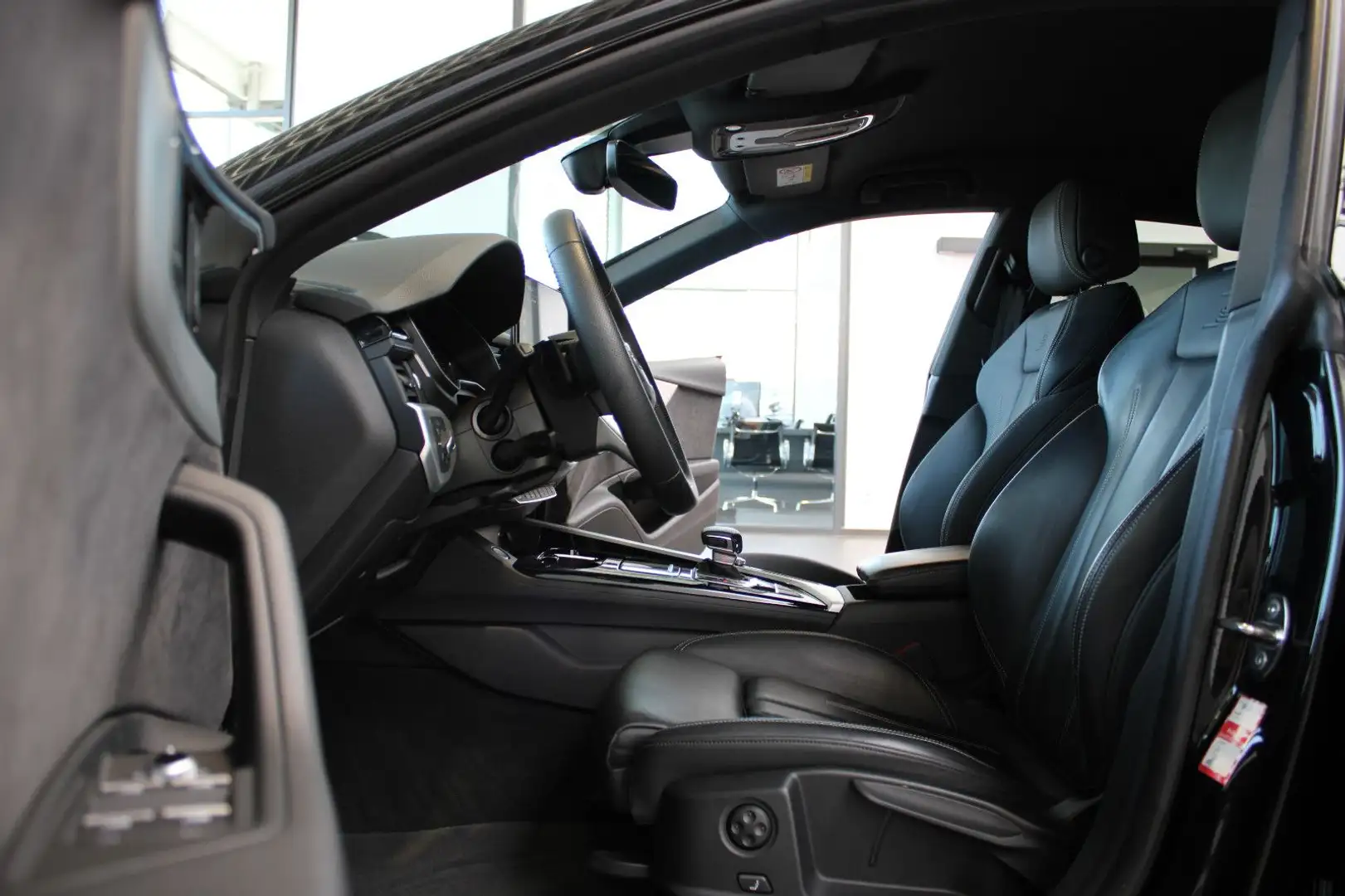 Audi A5 SPORTBACK 40 TDI BLACK S LINE/SPORTSITZE/19" Noir - 2
