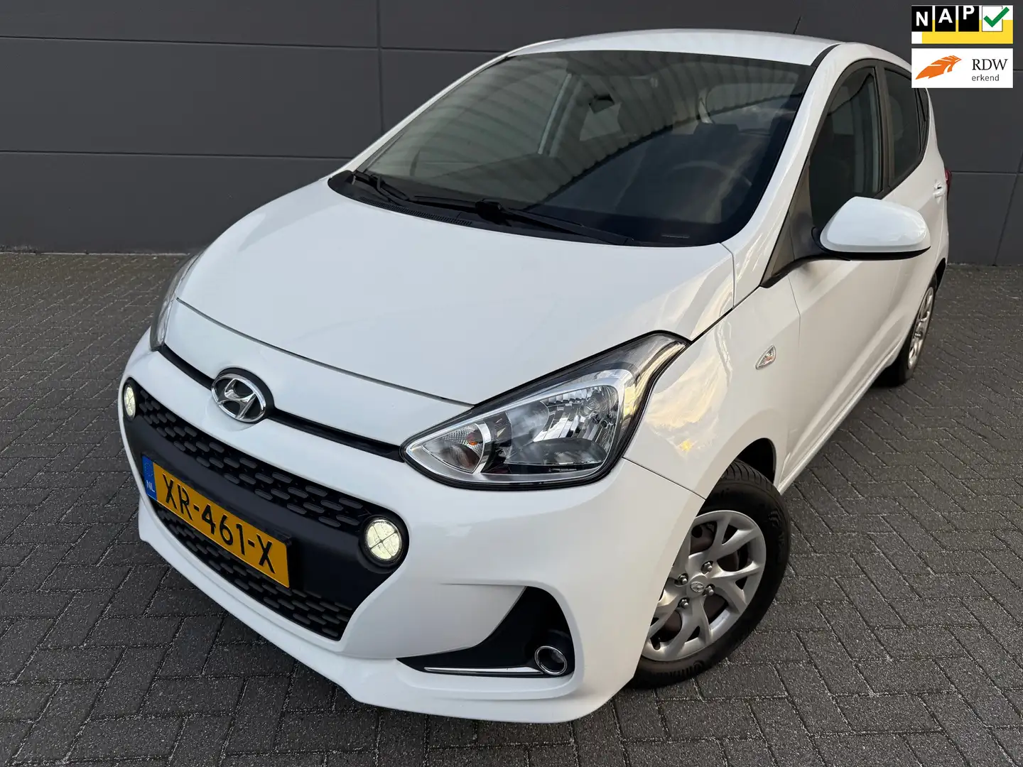 Hyundai i10 1.0i Comfort*PARK SENSOREN*CRUISE*APK*NAP*AIRCO*EL Wit - 1