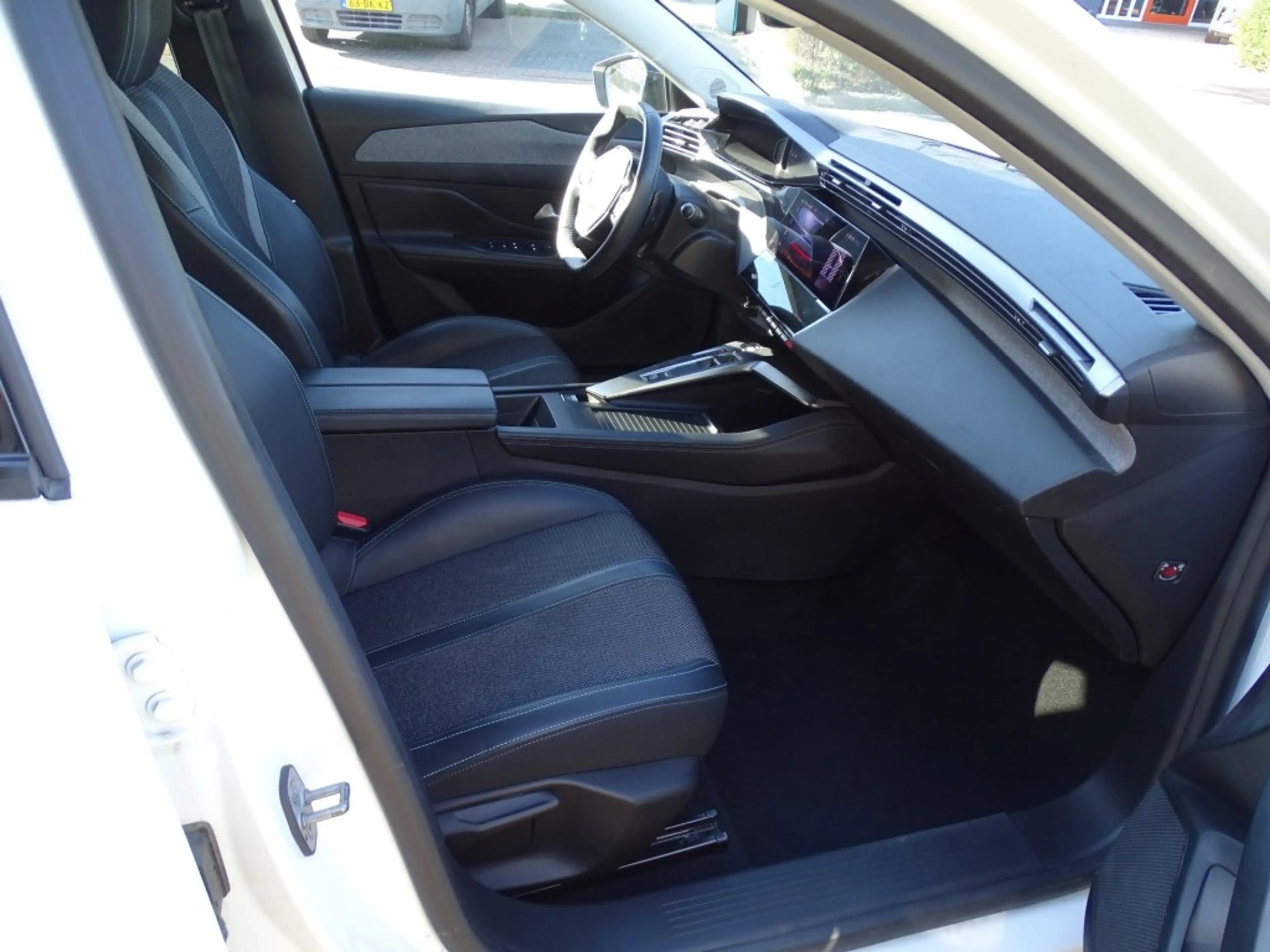 Peugeot 308 1.2 PURETECH ALLURE-Multimedia-Cruise-ISOfix-Autom — photo 8