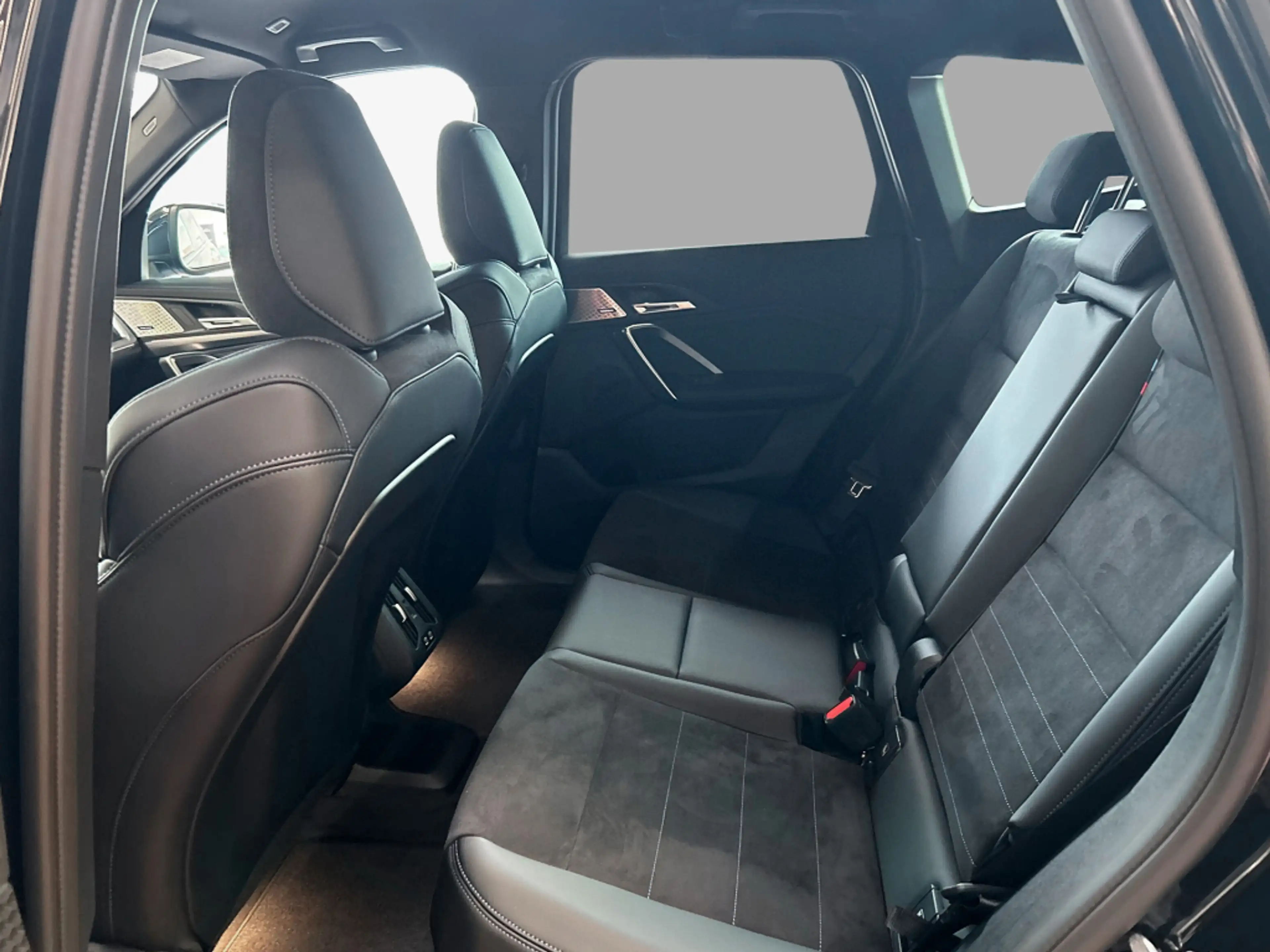 BMW iX1 xDrive30 M Sportpaket — photo 12