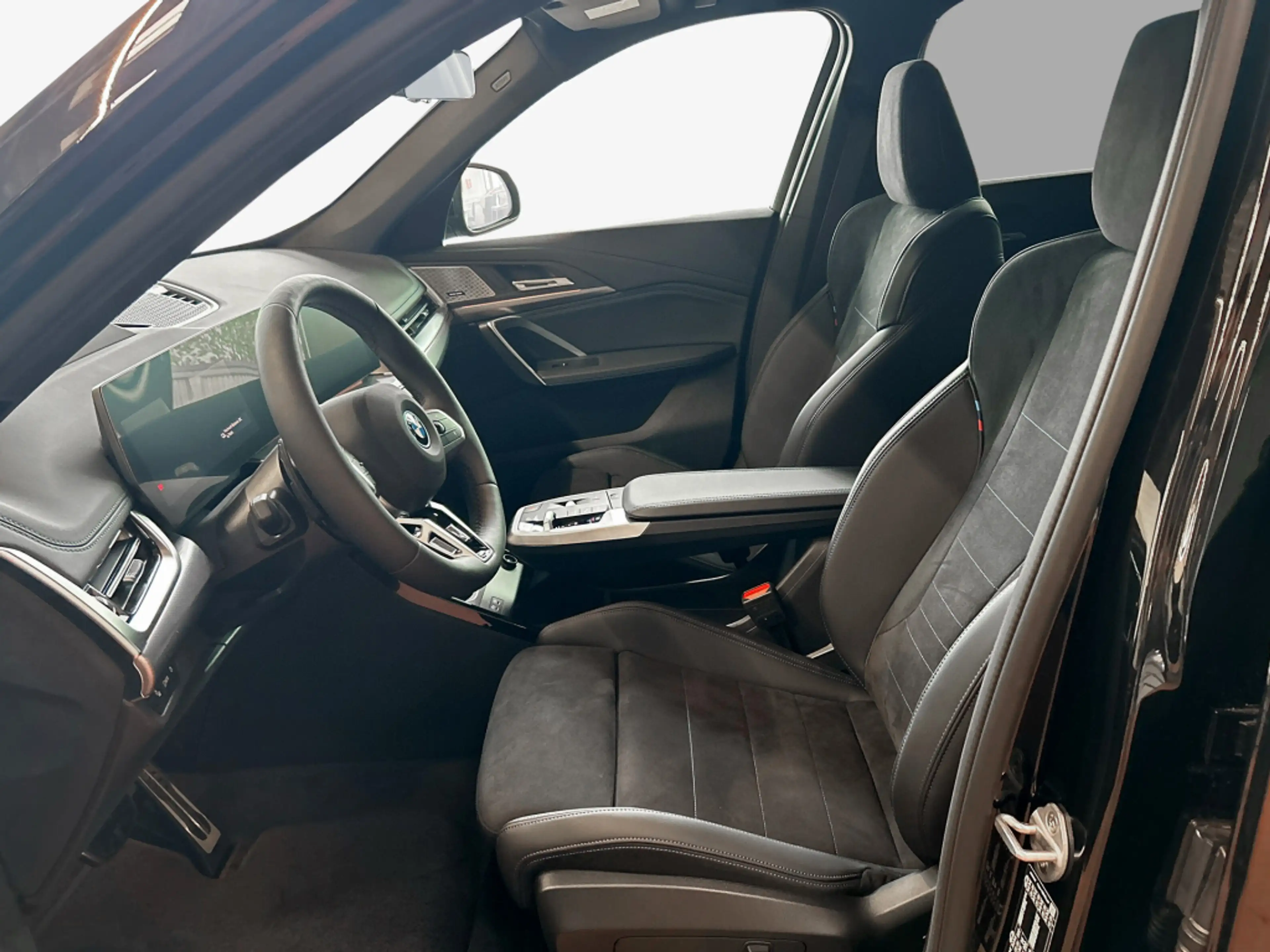 BMW iX1 xDrive30 M Sportpaket — photo 10