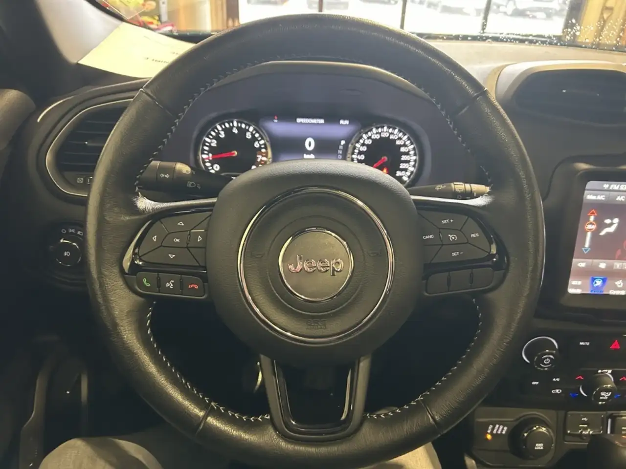 Jeep Renegade снимка Jeep Renegade