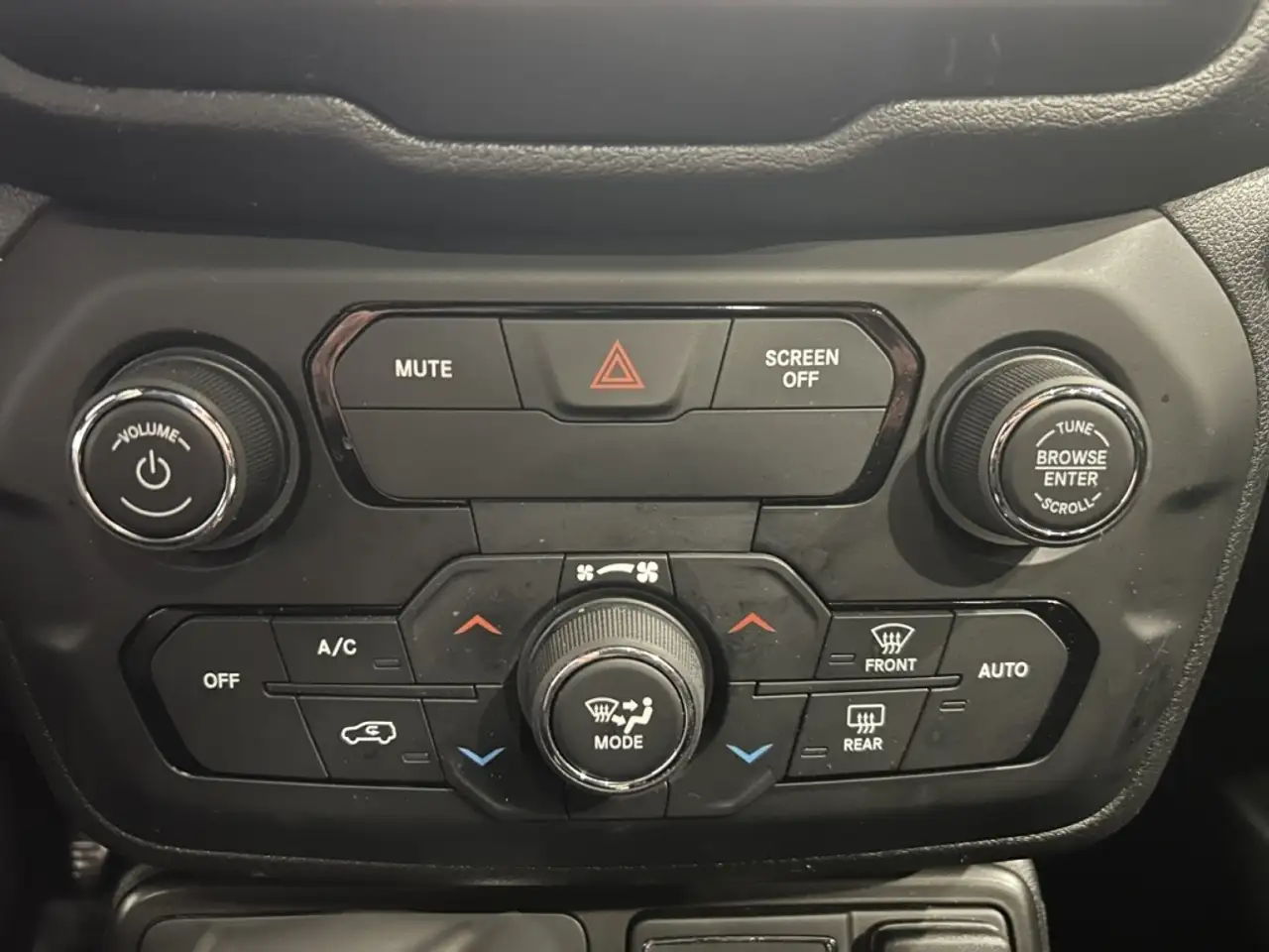 Jeep Renegade снимка Jeep Renegade