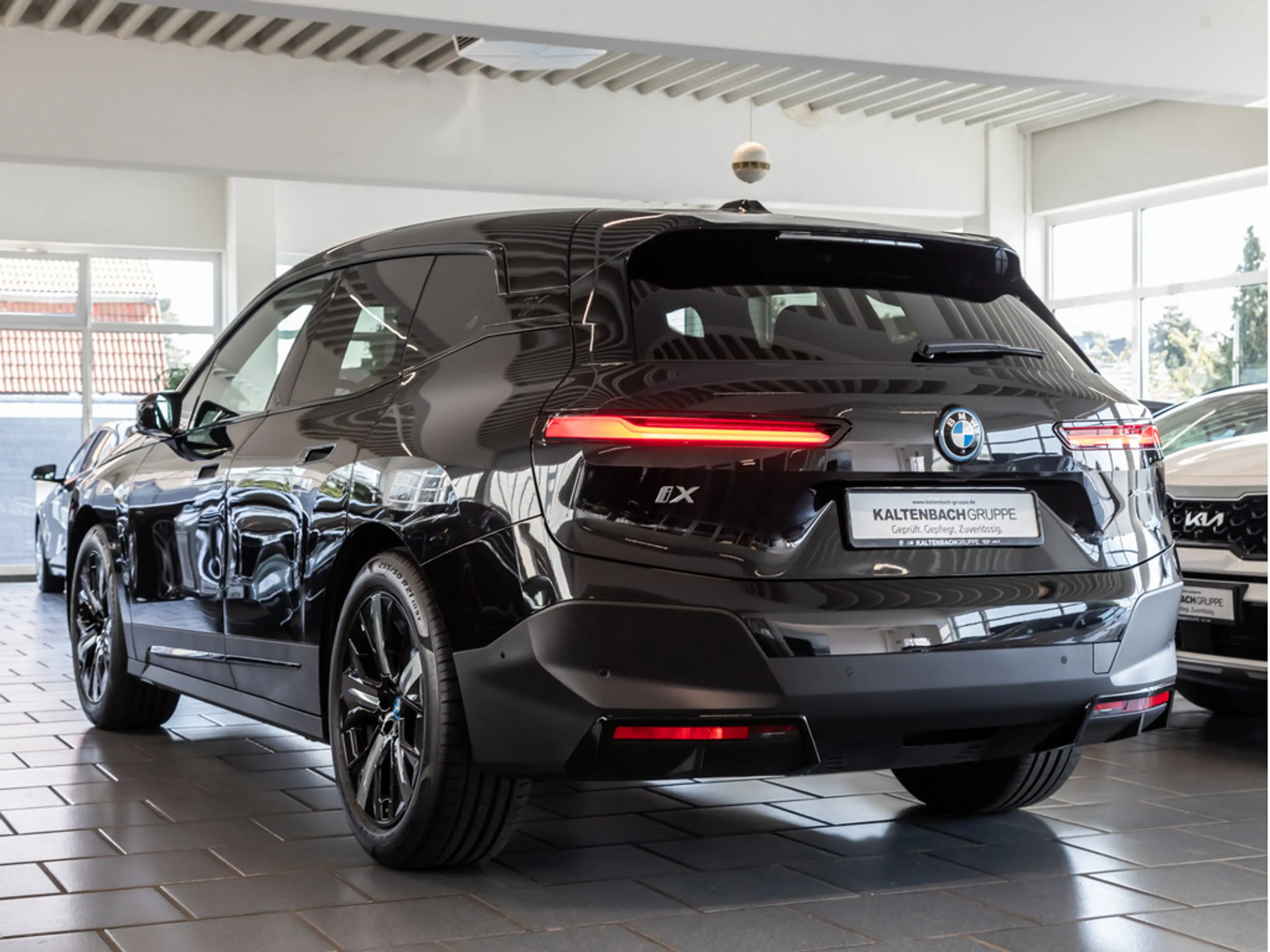 BMW iX xDrive 40 AHK HUD 360° LASER LED ACC NAVI — photo 7