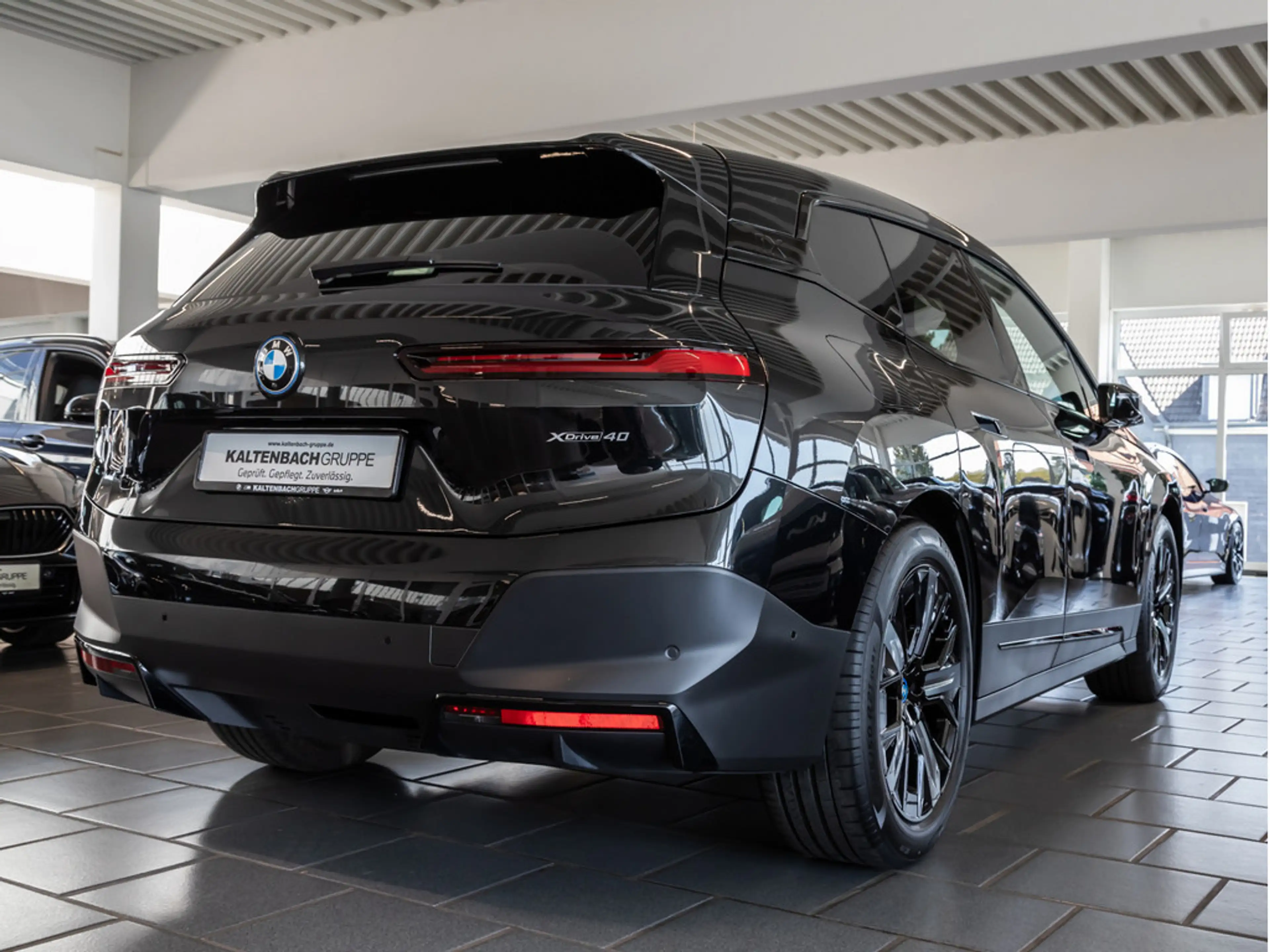 BMW iX xDrive 40 AHK HUD 360° LASER LED ACC NAVI — photo 5
