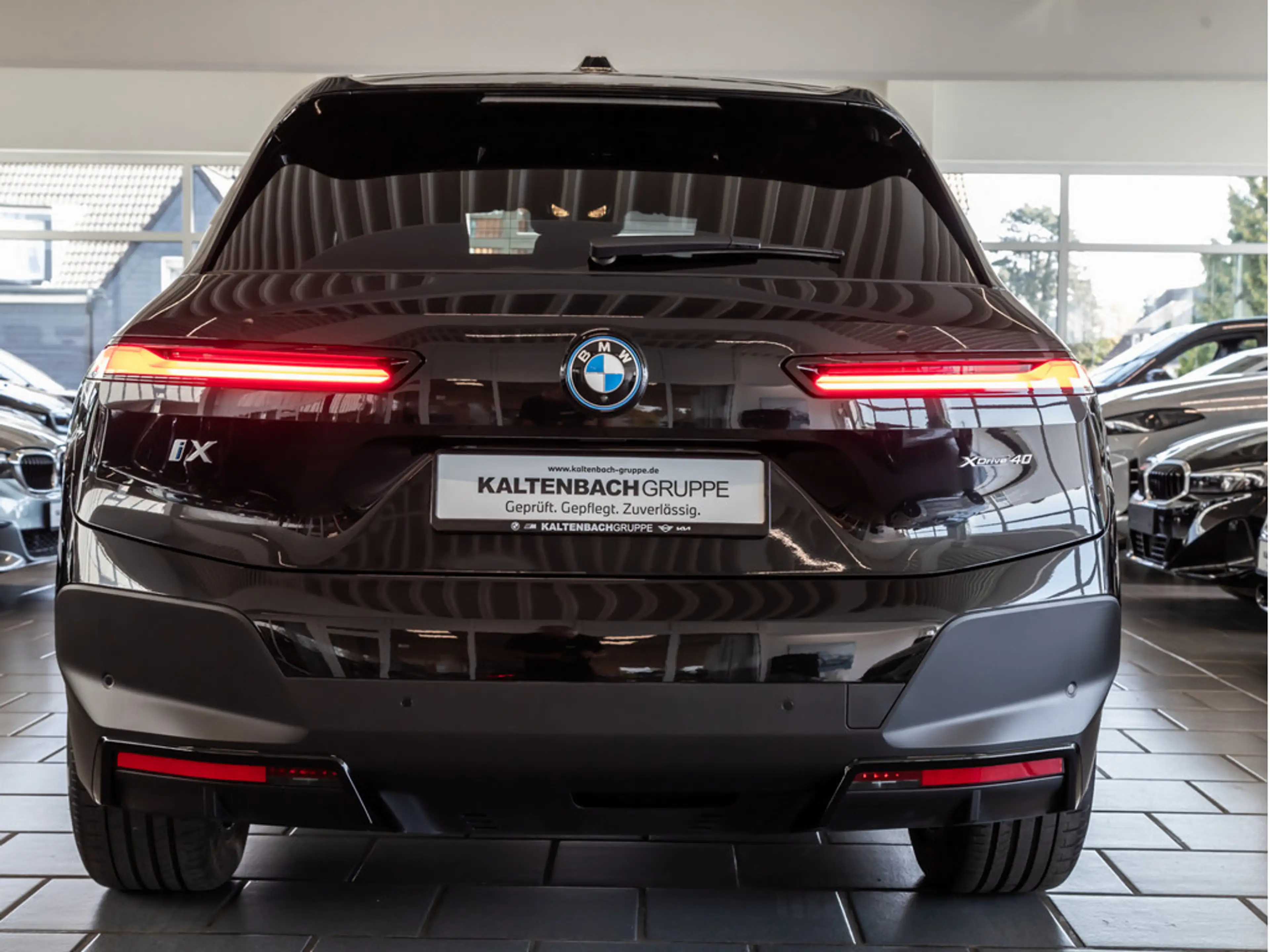 BMW iX xDrive 40 AHK HUD 360° LASER LED ACC NAVI — photo 6