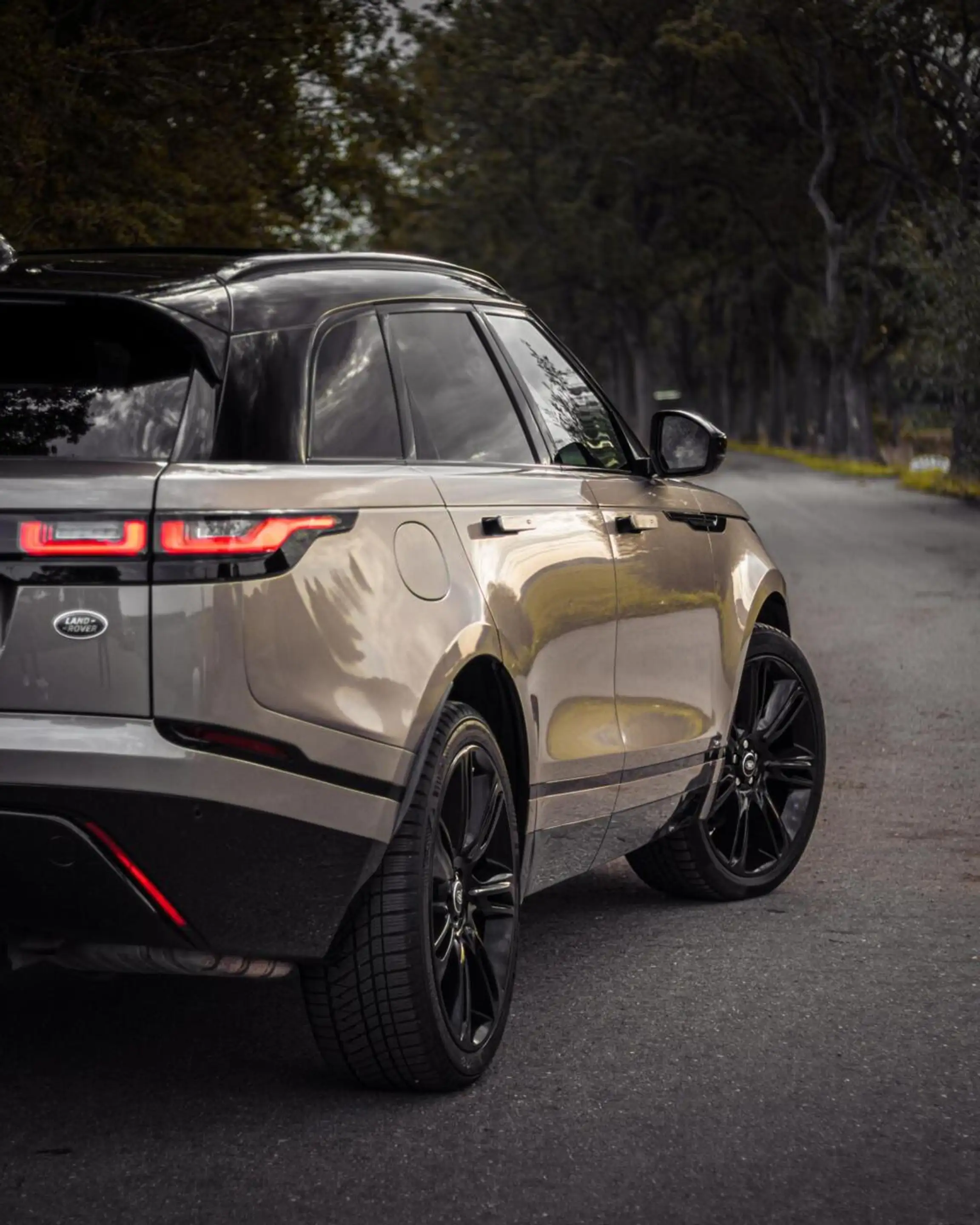 Land Rover Range Rover Velar 2.0 I4 Turbo AWD R-Dynamic HSE — photo 12