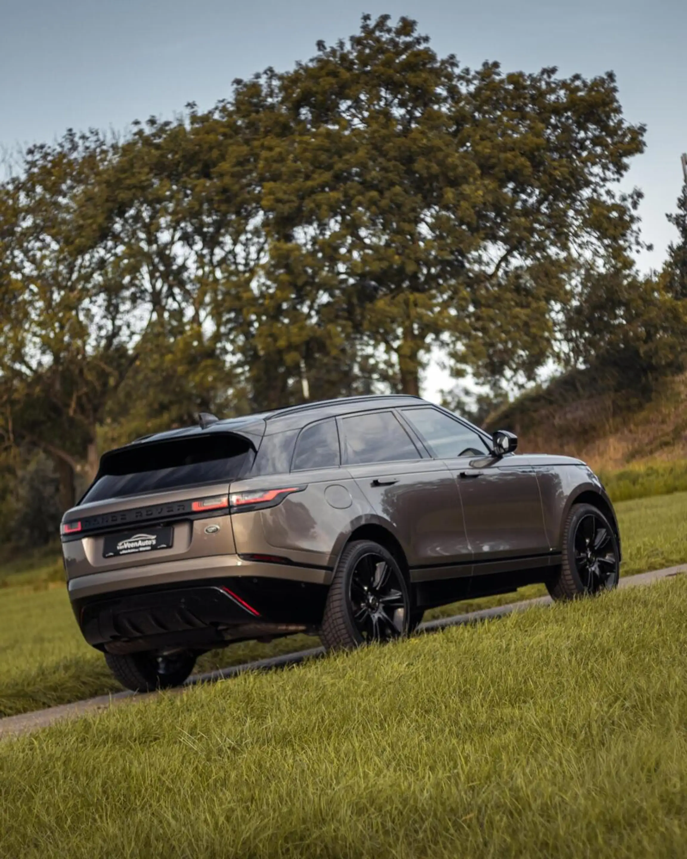 Land Rover Range Rover Velar 2.0 I4 Turbo AWD R-Dynamic HSE — photo 9