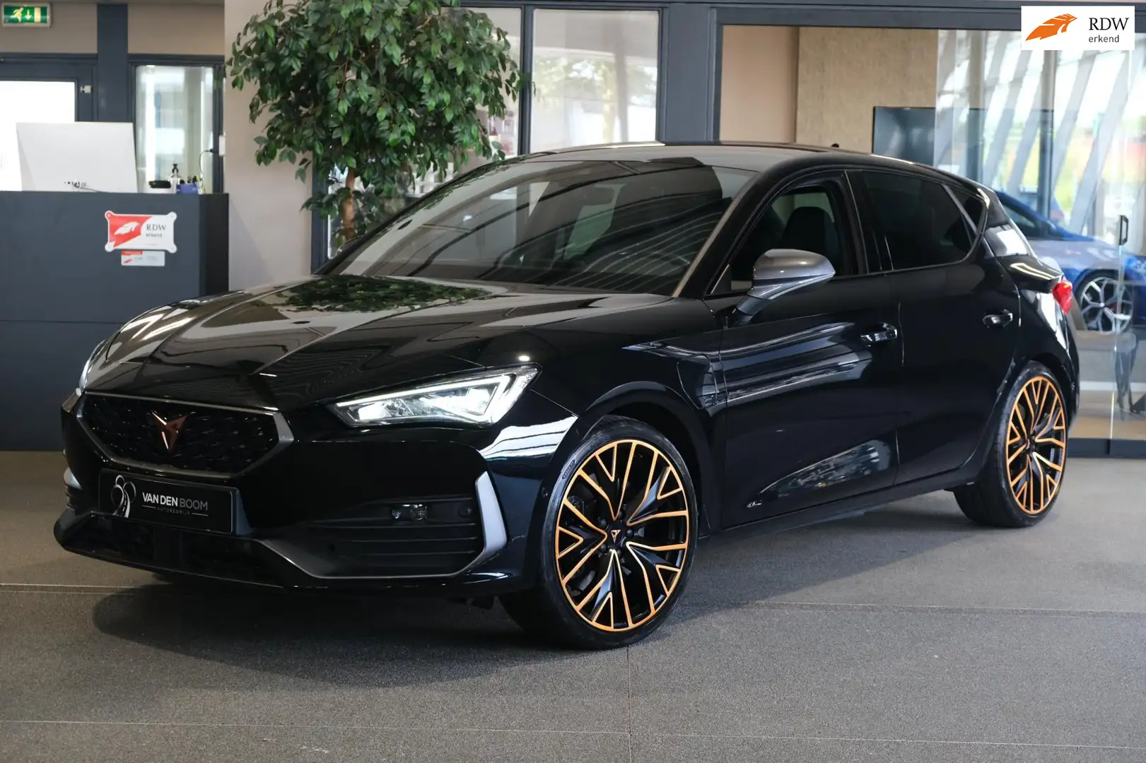 CUPRA Leon 1.4 e-Hybrid VZ 245PK DSG Led Cam Navi Virtual ACC Zwart - 1
