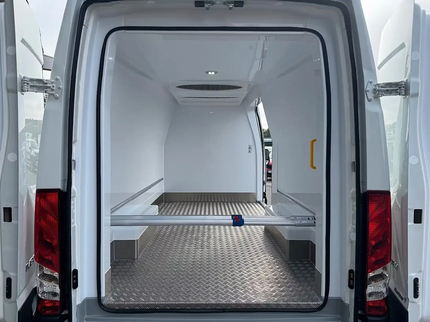 Iveco Daily Daily 35S16A8 L3H2 mit Kerstner Fahrt-/Standküh... Weiß - 2