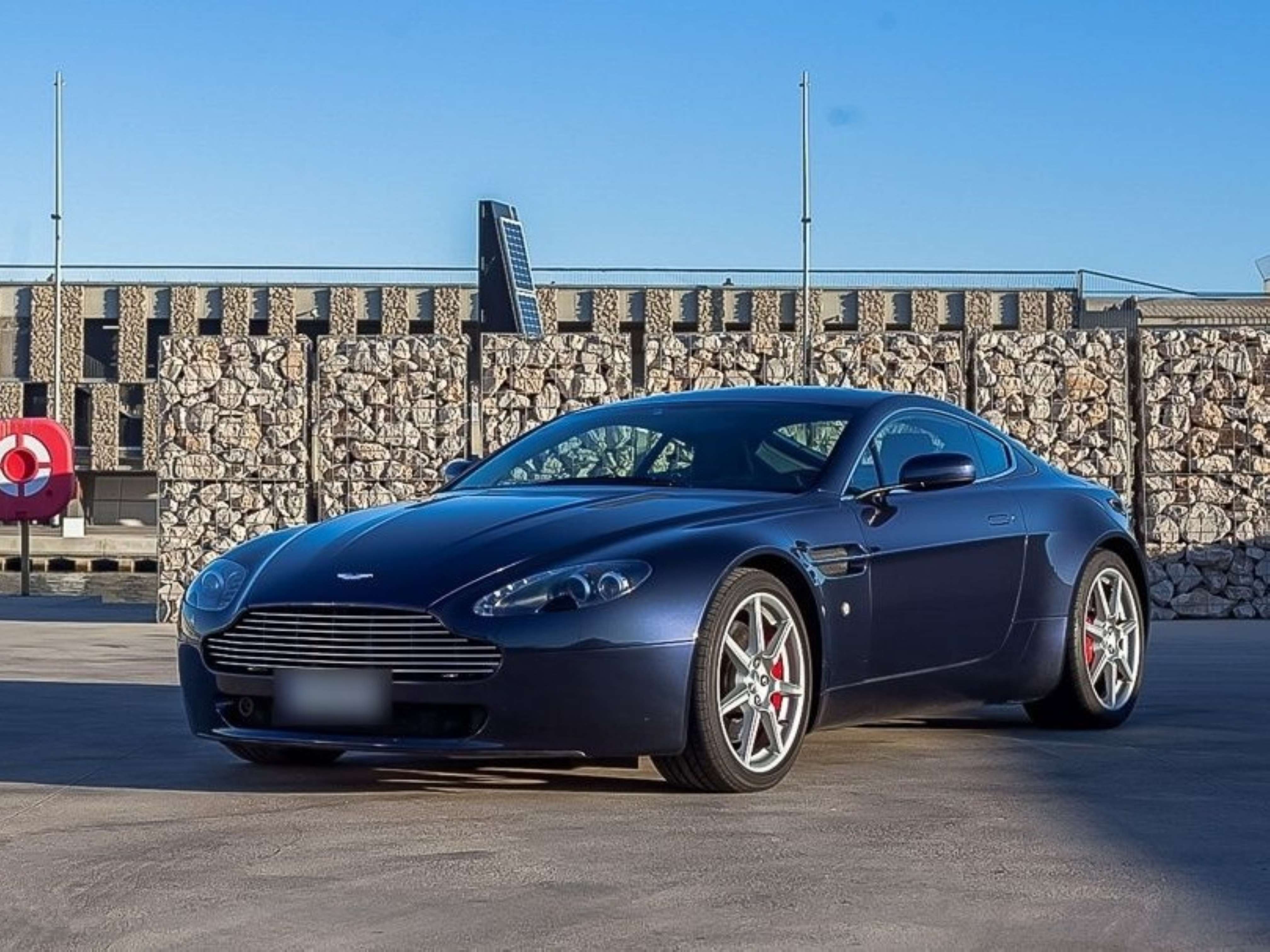 Second hand Aston Martin V12 Vantage 