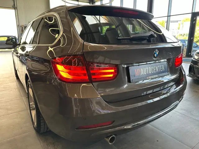 BMW 3 Series view 5