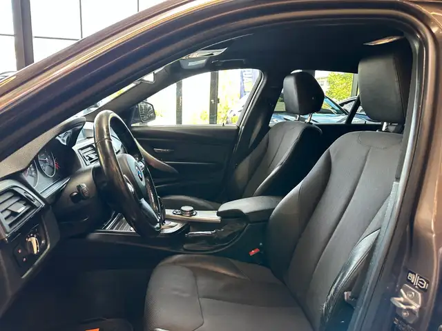 BMW 3 Series view 10
