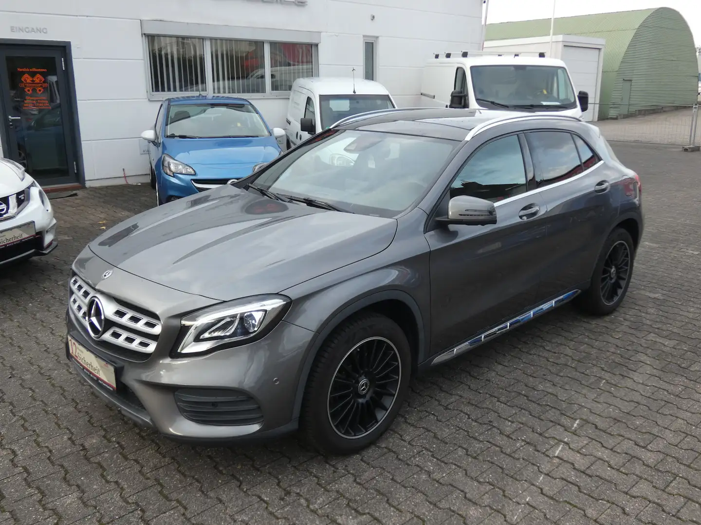 Mercedes-Benz GLA 220 AMG-Line Automatik *KLIMA*NAVI*PANO* Gris - 2