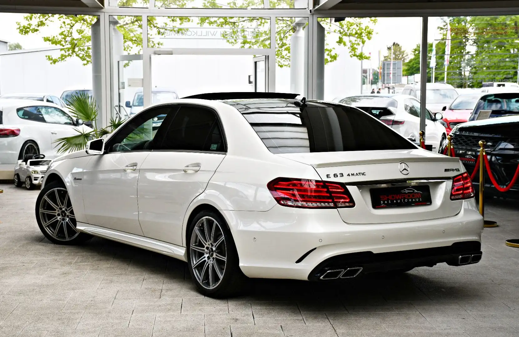 Mercedes-Benz E 63 AMG 4Matic designo 360° ACC Pano 4x Shz Weiß - 2
