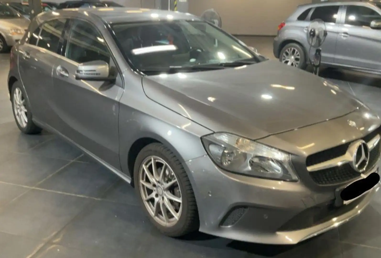 Mercedes-Benz A 180 BlueEfficiency Urban 122CV AUTOMATICA Grijs - 2