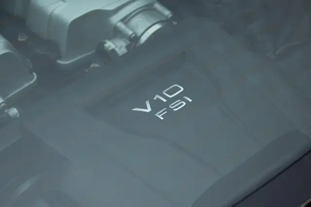 Audi R8 view 10