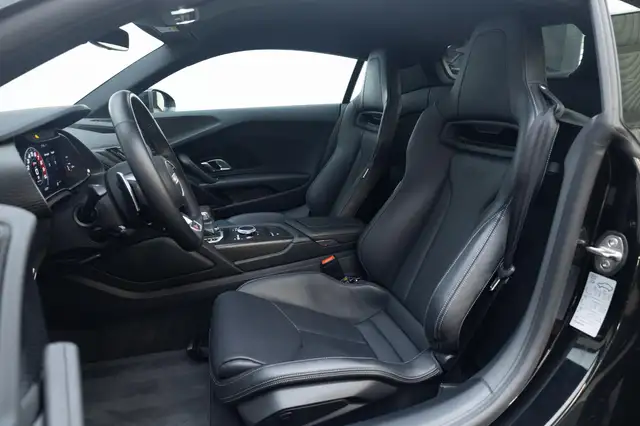 Audi R8 view 11