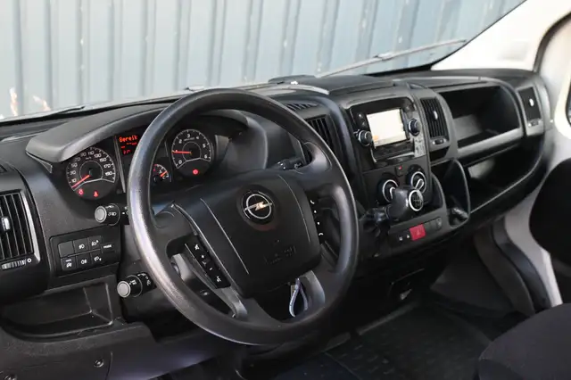 Opel Movano view 10
