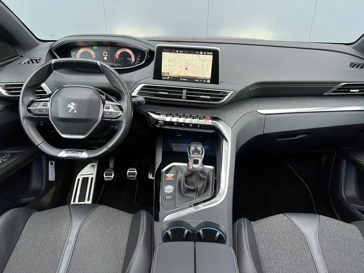 Peugeot 3008 1.2 PureTech GT Line Pano/Trekhaak/Carplay. Rot - 2