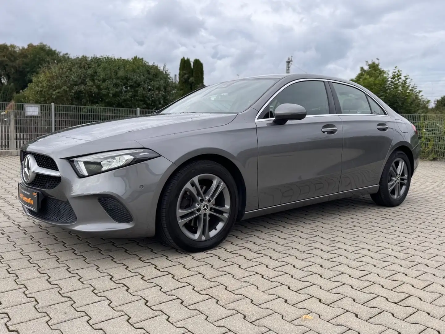 Mercedes-Benz A 180 d Lim. MBUX Progressive LED Navi 1.Hand Grau - 1