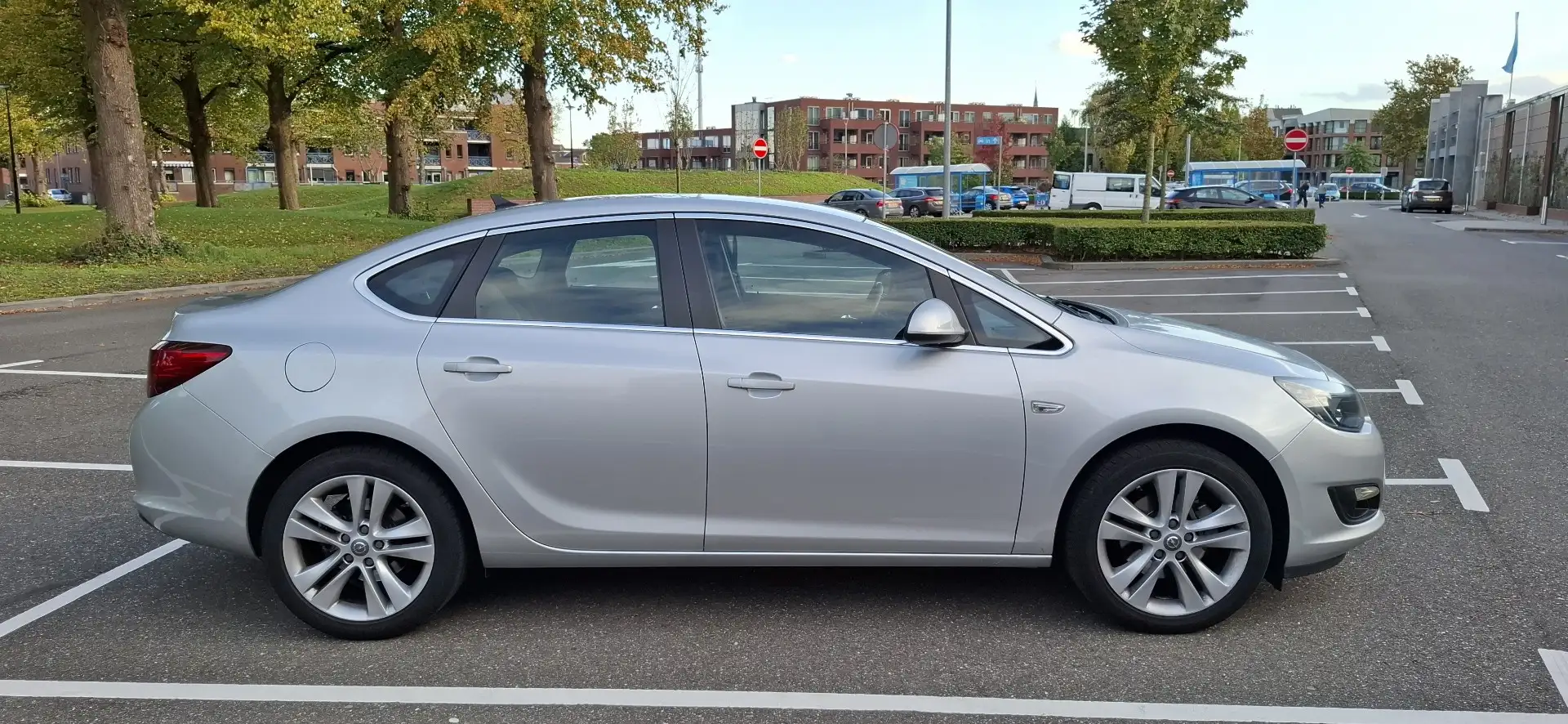 Opel Astra 1.6 CDTi S/S Edition Zilver - 2