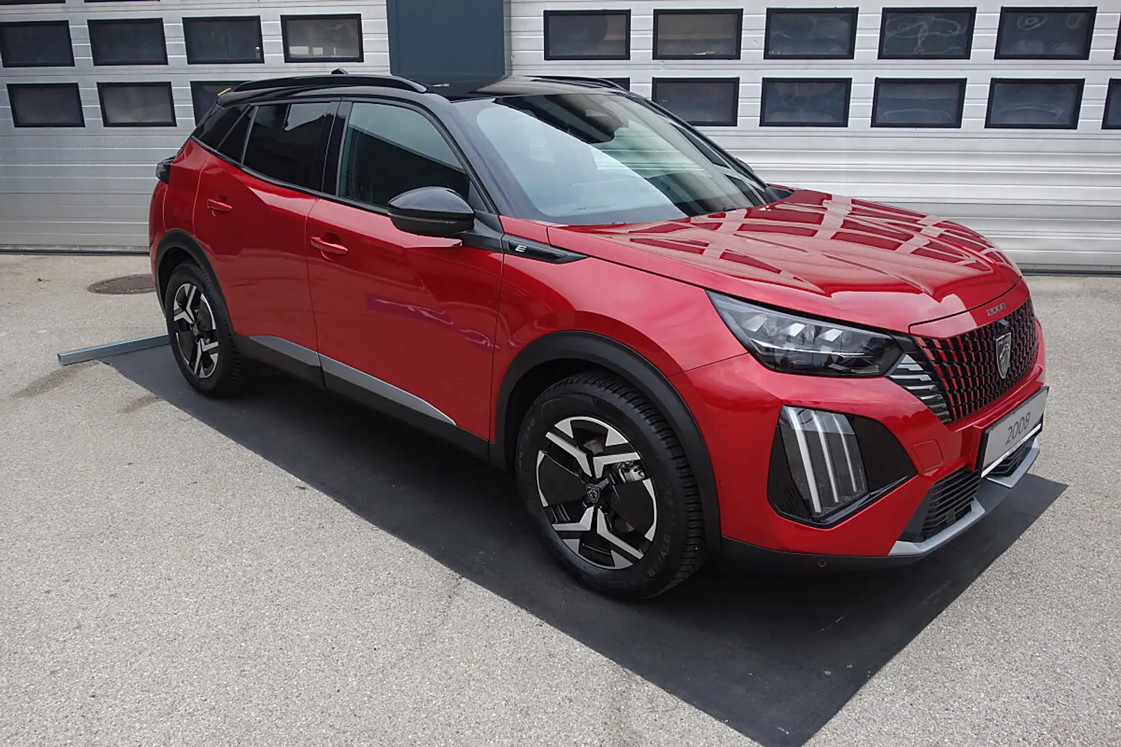 Peugeot e-2008 54kWh GT Rot - 1