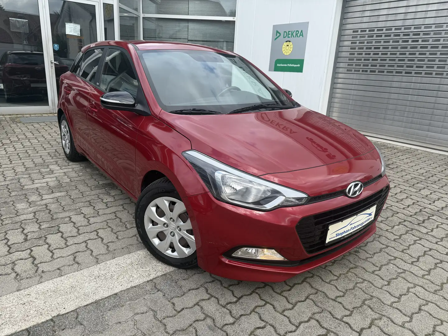 Hyundai i20 Passion 5trg. mit Klima/EFH/MFL/Met./ABS/ESP/Allwe Rot - 1