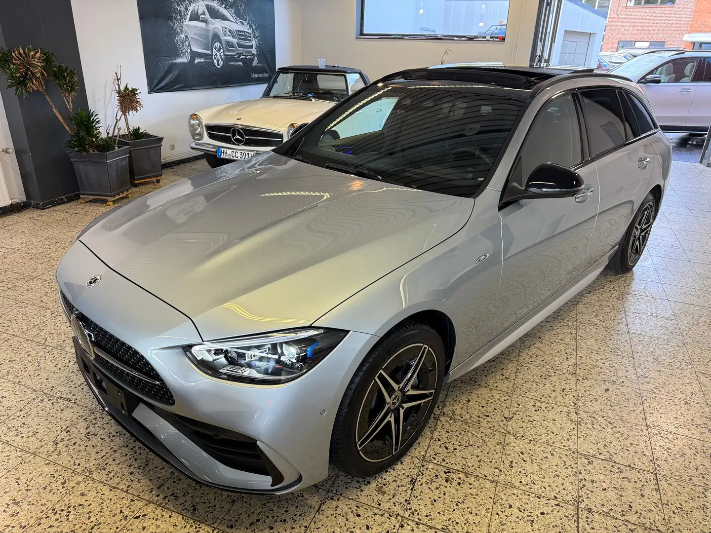 Mercedes-Benz C 300 T e AMG + NIGHT NAVI/LED/DISTR/HUD/AHK/TW/SPUR/360 Gris - 2