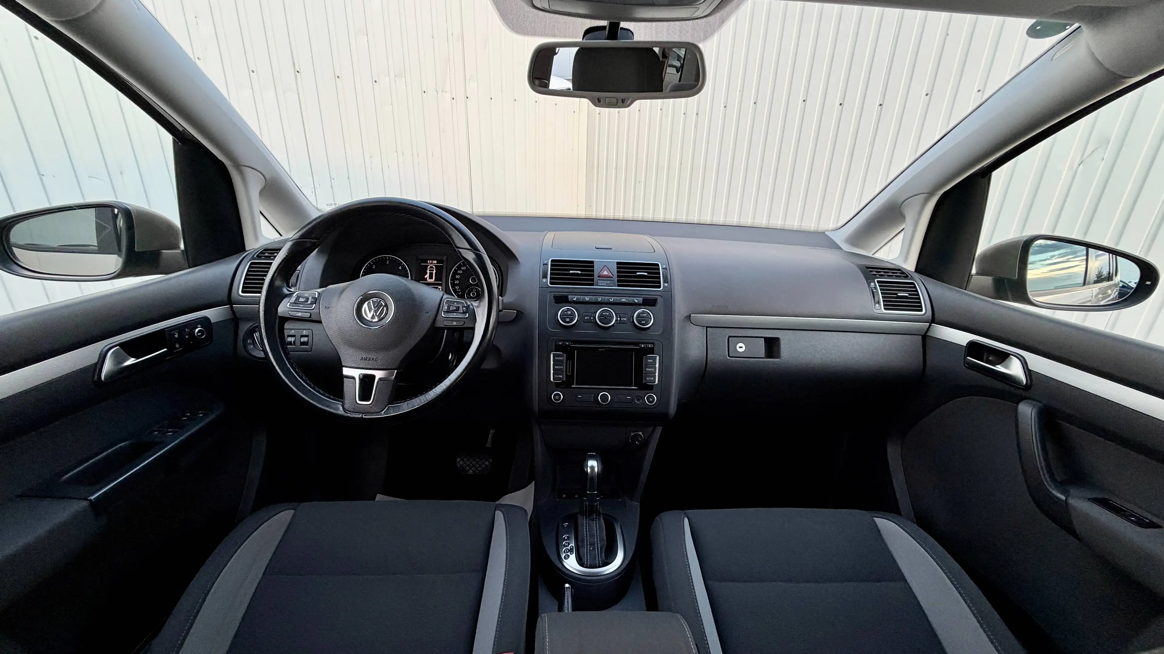 Volkswagen Touran Life BMT Automatik — photo 9